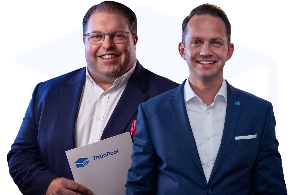 Die beiden erfahrenen TrainPool-Dozenten Maximilian M. Geßner und Tobias F. Brockmeyer lächeln gemeinsam in die Kamera.