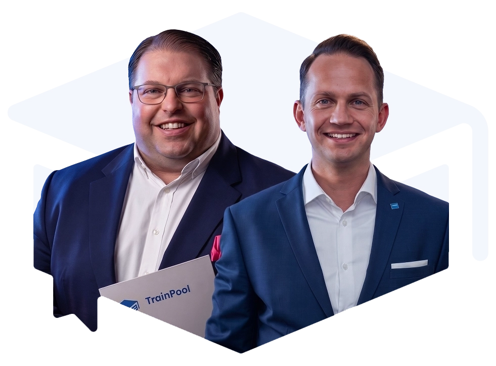 Die beiden erfahrenen TrainPool-Dozenten Maximilian M. Geßner und Tobias F. Brockmeyer lächeln gemeinsam in die Kamera.